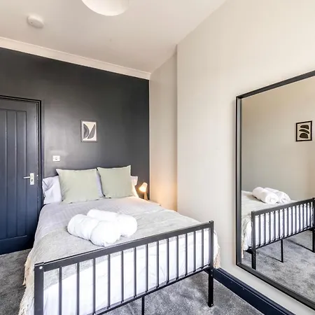 Brislington House By Staystaycations *