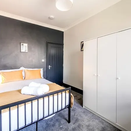 Brislington House By Staystaycations 펜션 *
